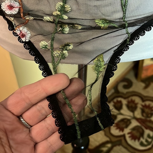 Embroidered Vibrant Flowers on Black Mesh size Medium Underwire Stretchy NEW - Picture 10 of 16